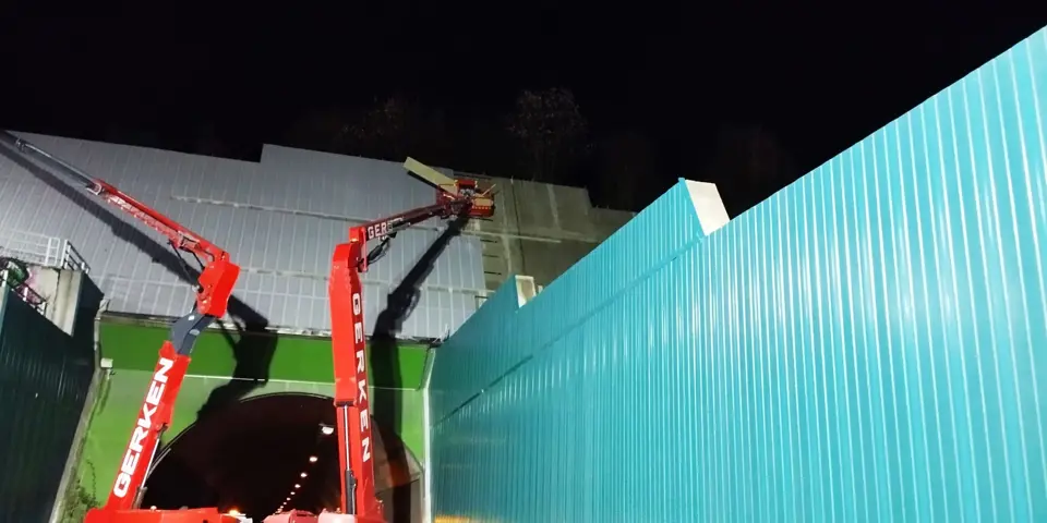 Installation langlebiger Aluminiumvorsatzschalen mit optimalen Lärmschutzeigenschaften am Tunnel Berghofen